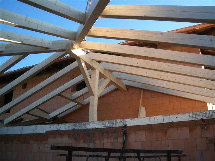 Dachgiebel aus Holzbalken von Zimmerei Roider bei Landshut