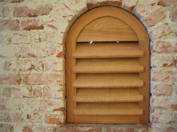 Fenster mit Sichtschutz aus Holz