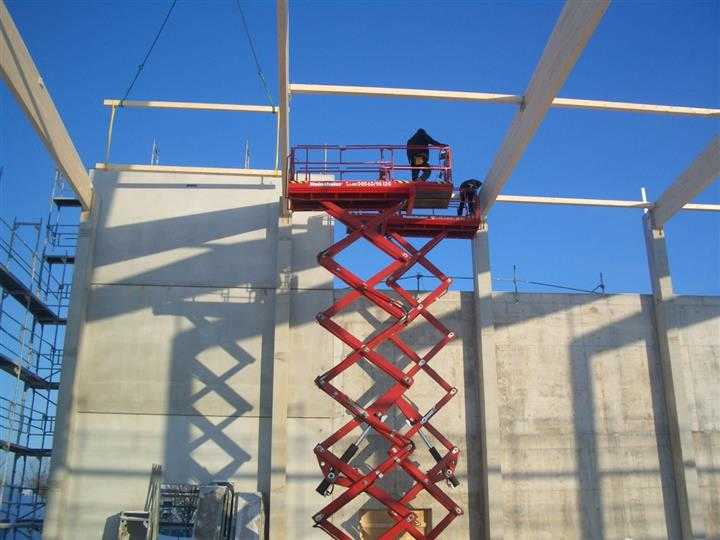 Holz-Grundgerüst für Dach von Halle