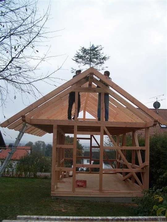 Rohbau von Holzhütte mit First