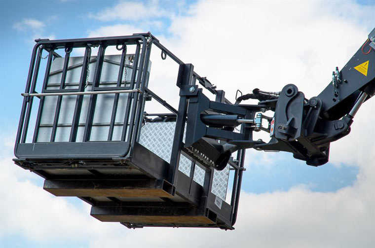 Manitou Lader mit Arbeitsbühne von Zimmerei Roider in Gündlkofen