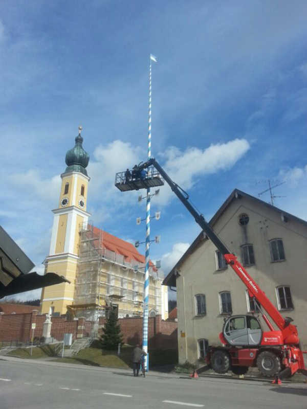Maibaum aufstellen